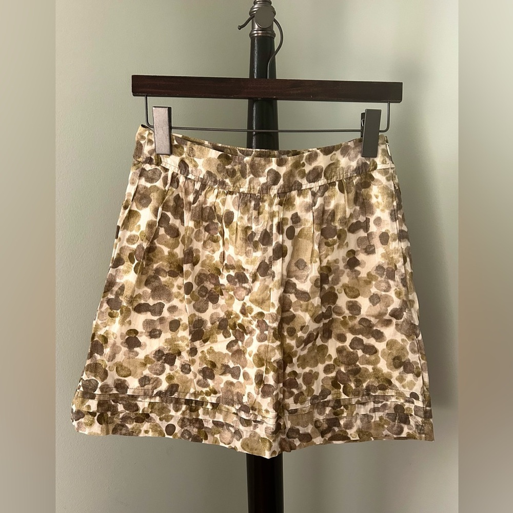 Ann Taylor LOFT / Mid Thigh Skirt w Slip / Runs Large